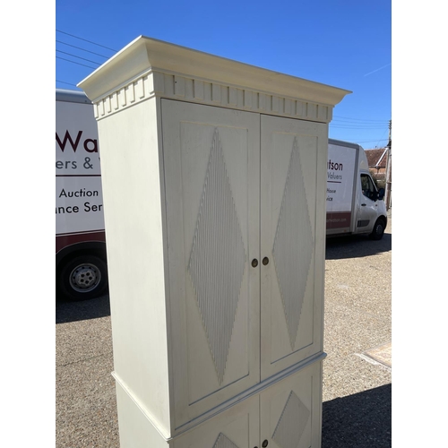 216 - A large white painted modern linen press style cupboard 94x57x215