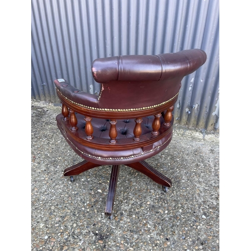 218 - A burgundy leather chesterfield captains style swivel desk chair