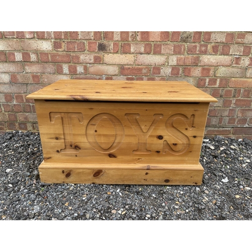 41 - A solid pine toy box trunk 88x 48x50