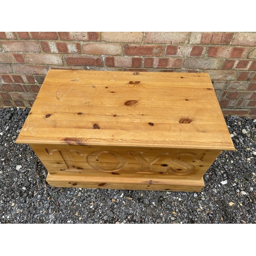 41 - A solid pine toy box trunk 88x 48x50