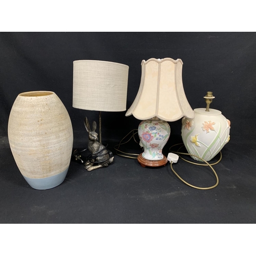 609 - 3 lamps and modern vase