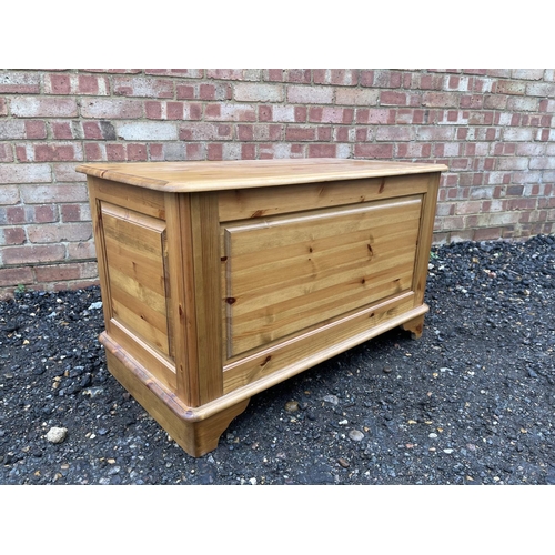 68 - A solid pine blanket box / ottoman 90x50x55