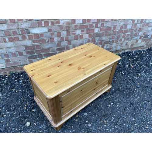 68 - A solid pine blanket box / ottoman 90x50x55