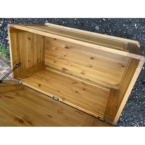 68 - A solid pine blanket box / ottoman 90x50x55