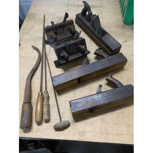 829 - Two wooden rebate planes, three wooden planes and four lathe tools