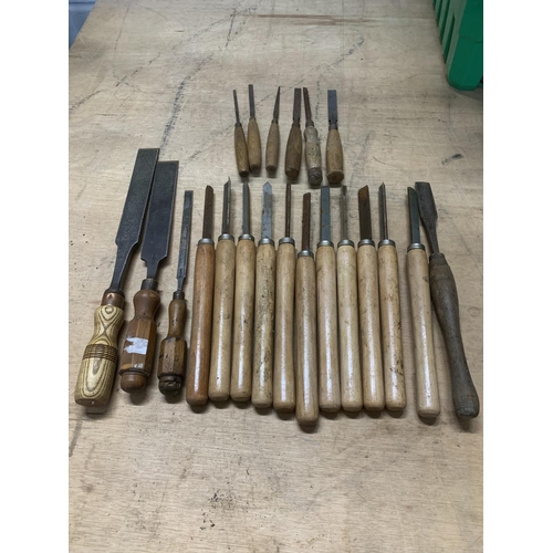 830 - Lathe chisels, paring chisels and Wood chisels - 23 in all