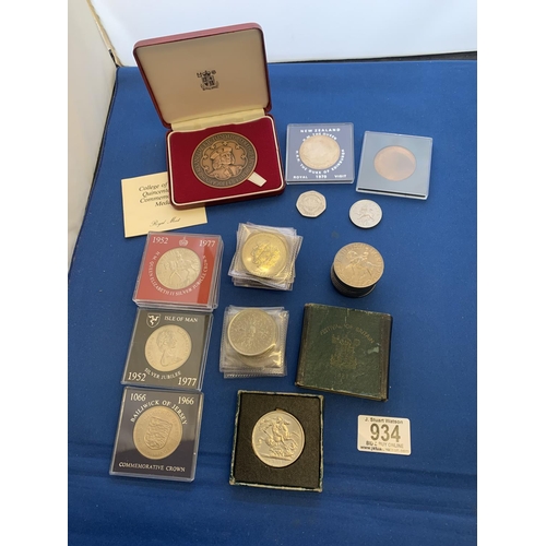 934 - 27 GB Crowns and three cased medallions