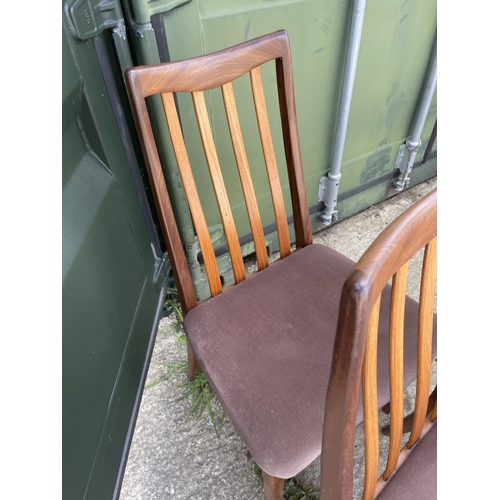 375 - A g plan circular teak extending dining table together with a set of six g plan dining chairs