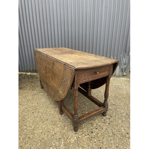 4 - A large antique oak gateleg table with drawer 135x56