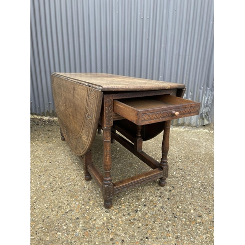 4 - A large antique oak gateleg table with drawer 135x56