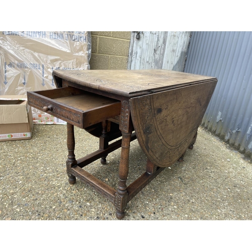 4 - A large antique oak gateleg table with drawer 135x56