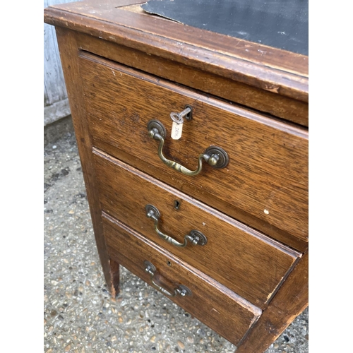 119 - An edwardian mahogany five drawer desk with key 142x84x77