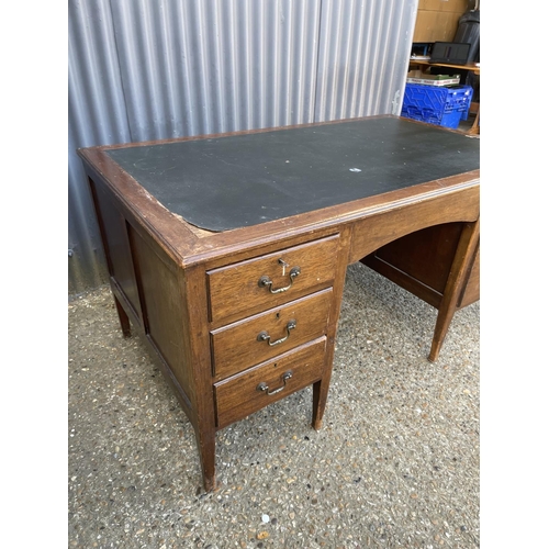 119 - An edwardian mahogany five drawer desk with key 142x84x77