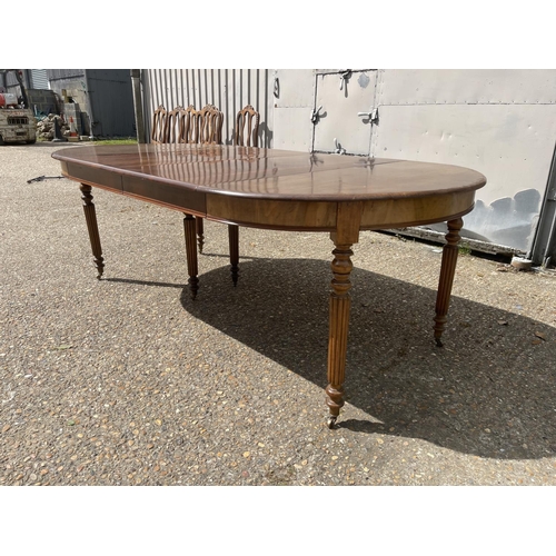 25 - A victorian walnut 6 leg pull out dining table with two extension leaves (capacity for 4 or 5) curre... 