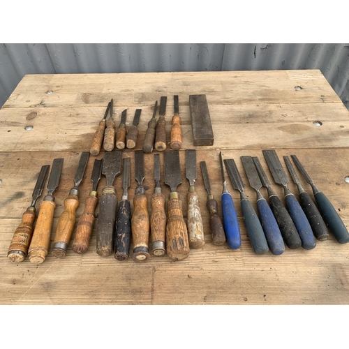 500 - 25 assorted wood chisels