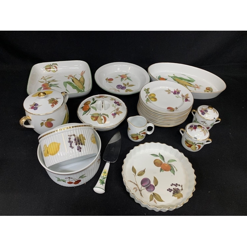 669 - Large qty Royal Worcester Evesham tableware, 22 pieces, good condition but some wear to gilding