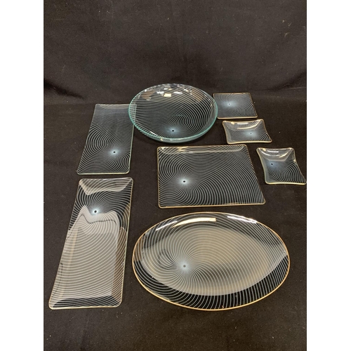 694 - 8 pieces of David Chance glass