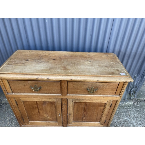 27 - A country pine two door sideboard 115x 45 x 97