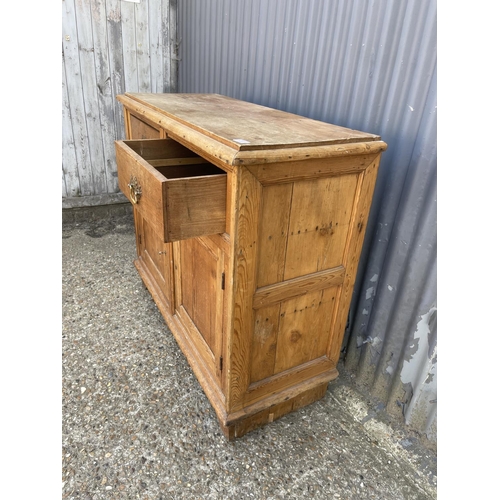 27 - A country pine two door sideboard 115x 45 x 97