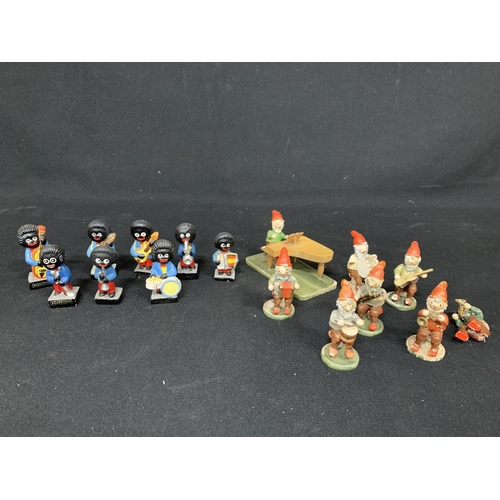 579 - 8 pieces Golly band, approx 7cms and Austrian Painted wooden gnome band