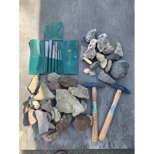 1008 - Rock specimens, two William Whitehouse chipping hammers and Spear & Jackson Bedford chisel Set