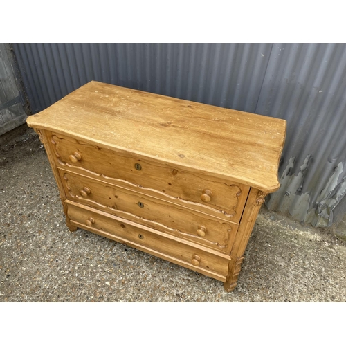 10 - A french pine chest of three drawers 113 x55x81