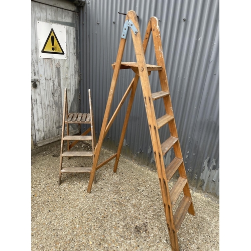 90 - Two pairs of vintage wooden steps