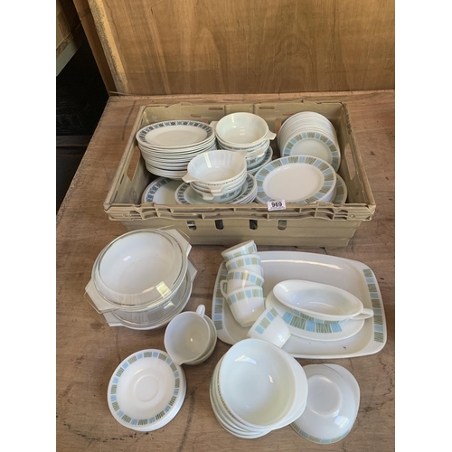 969 - Large quantity of vintage Pyrex ware (2)