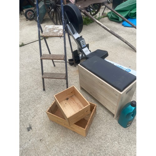 1056 - Shoe box, two wine crate and steps