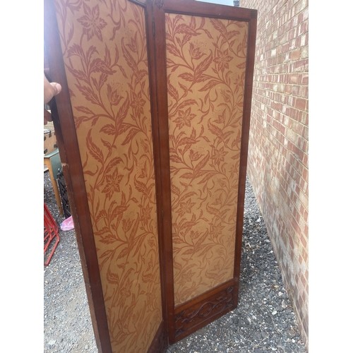 33 - A mahogany framed four section folding screen with Victorian paper scrap panels to front and red and... 