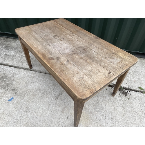 333 - A pine farmhouse table with drawer  152x87x77