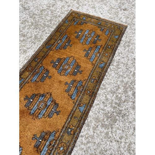 72 - Gold patterned runner 390 x 80 cms