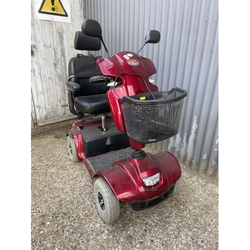 84 - A ROMA geo 8 SE mobility scooter with key and charger in good working order