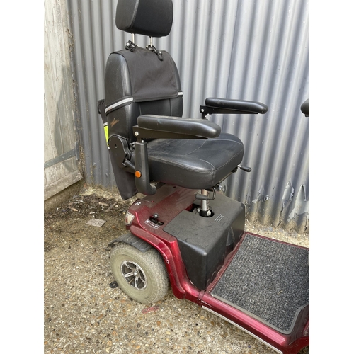 84 - A ROMA geo 8 SE mobility scooter with key and charger in good working order