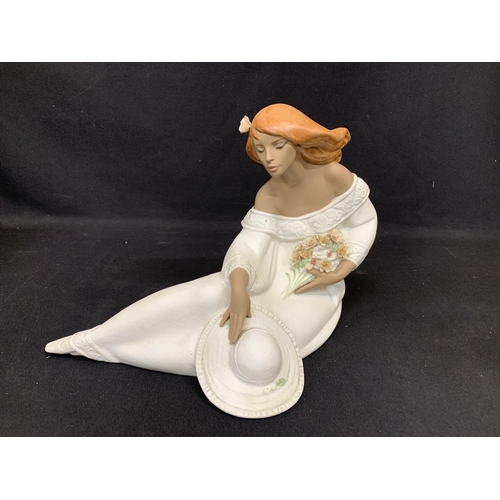 705 - Large lady Lladro Midday Figure with sun hat, (some damage to flowers) height 28cms, length 36cms