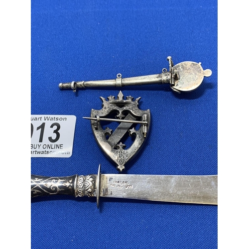 913 - Two Victorian Silver and Agate Brooches a/f and Thai Sterling Silver Knife 21 gms