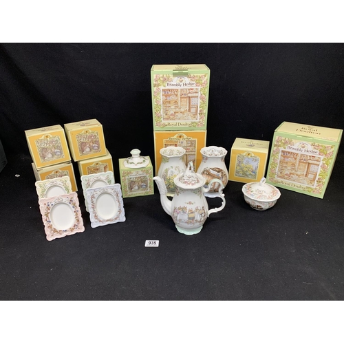 935 - Nine pieces boxed Royal Doulton Brambly Hedge Series (no damage)