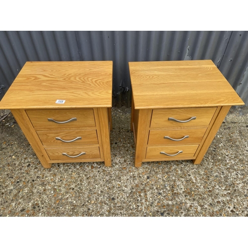 133 - A pair of modern light oak three drawer bedsides