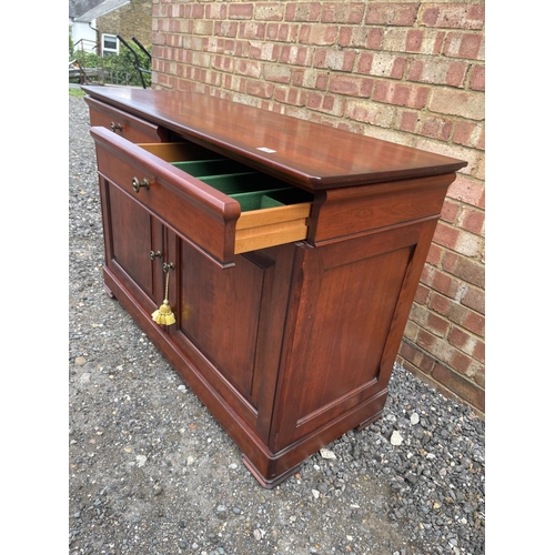 25 - A reproduction mahogany two drawer sideboard  122x48x82