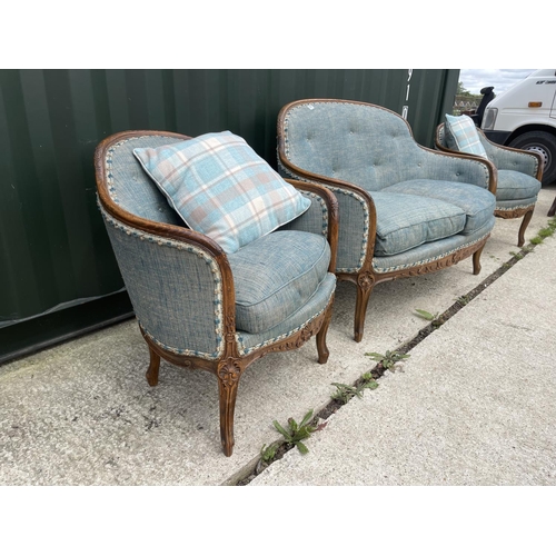 289 - A FRENCH OAK FRAMED THREE PIECE SALON SUITE UPHOLSTERED IN BLUE