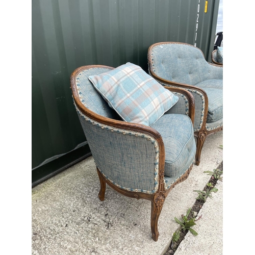 289 - A FRENCH OAK FRAMED THREE PIECE SALON SUITE UPHOLSTERED IN BLUE