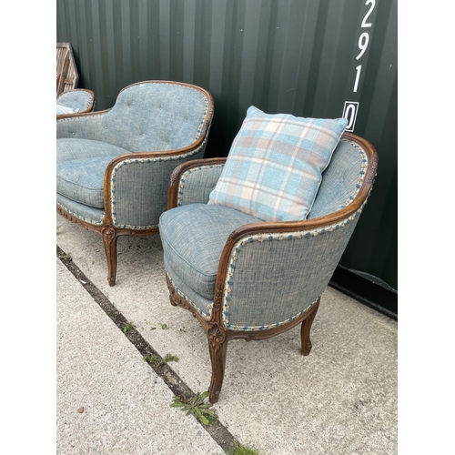 289 - A FRENCH OAK FRAMED THREE PIECE SALON SUITE UPHOLSTERED IN BLUE