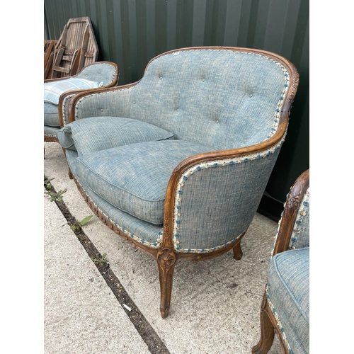 289 - A FRENCH OAK FRAMED THREE PIECE SALON SUITE UPHOLSTERED IN BLUE