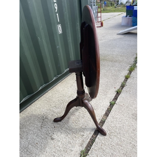 309 - A circular victorian mahogany snap top tripod table