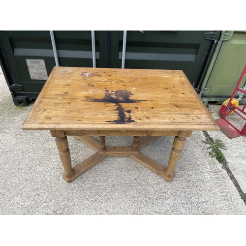 323 - A continental pine kitchen table with drawer 120x82x77