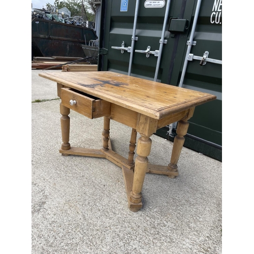 323 - A continental pine kitchen table with drawer 120x82x77