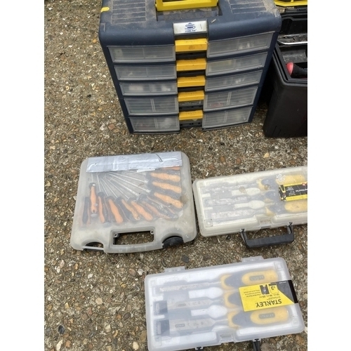 431 - 3 Tool boxes with contents, 2 chisel sets and a screwdriver set