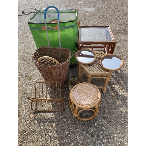 121 - A large collection of bamboo and basketware inc green sack full