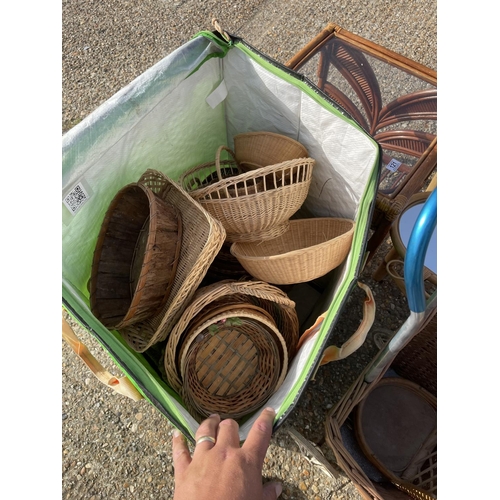 121 - A large collection of bamboo and basketware inc green sack full