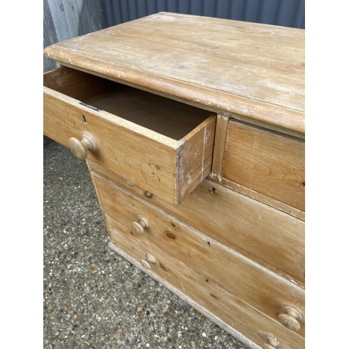 136 - A country pine chest of five drawers 100x80x82